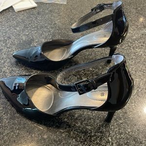 Bandolino black patent leather heel
